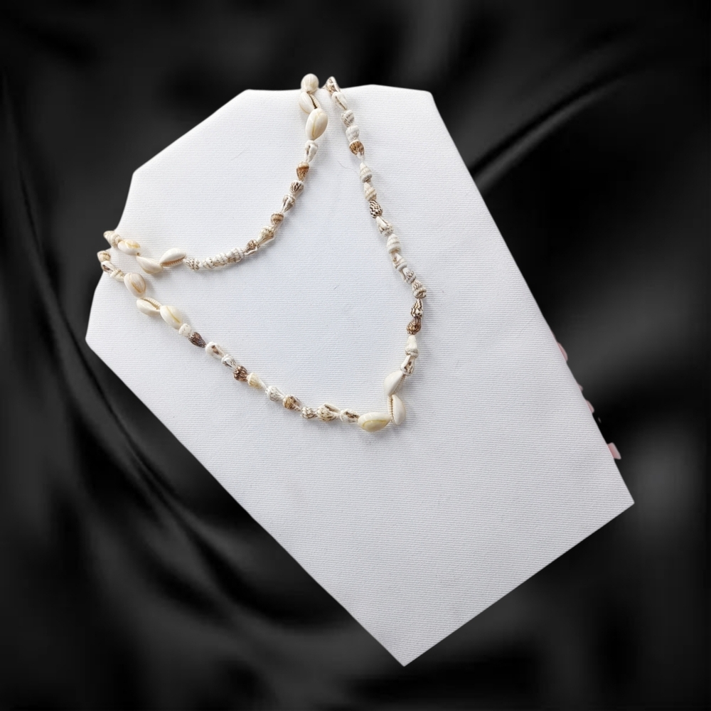🌲10/$20. Halo Hattie ~ Elegant Shell Necklace